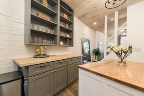 Interior - ★ HostWise Stays ★ Designer`s Dream - Parking - Soaker Tub, Location! (Pittsburgh)