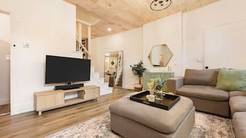 Una televisión, un reproductor estéreo, una oficina