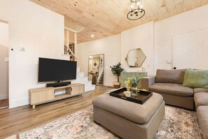 TV, stereoanlegg og kontorer