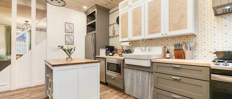 Refrigerador, microondas, horno, placa de cocina