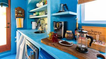 Microones, rentaplats, cafetera i tetera i torradora