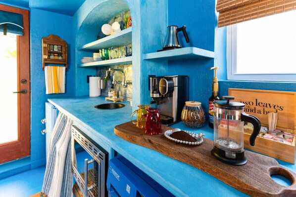 Microondas, lavavajillas, cafetera y tetera y tostadora