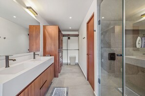 Dusche, Haartrockner, Handtücher