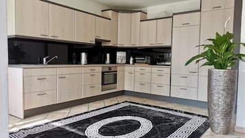Een koelkast, een magnetron, een oven, een kookplaat