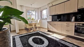 Een koelkast, een magnetron, een oven, een kookplaat