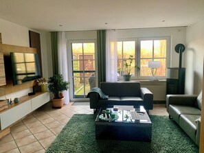 Smart-TV, Kamin, Bücher, Computerbildschirme