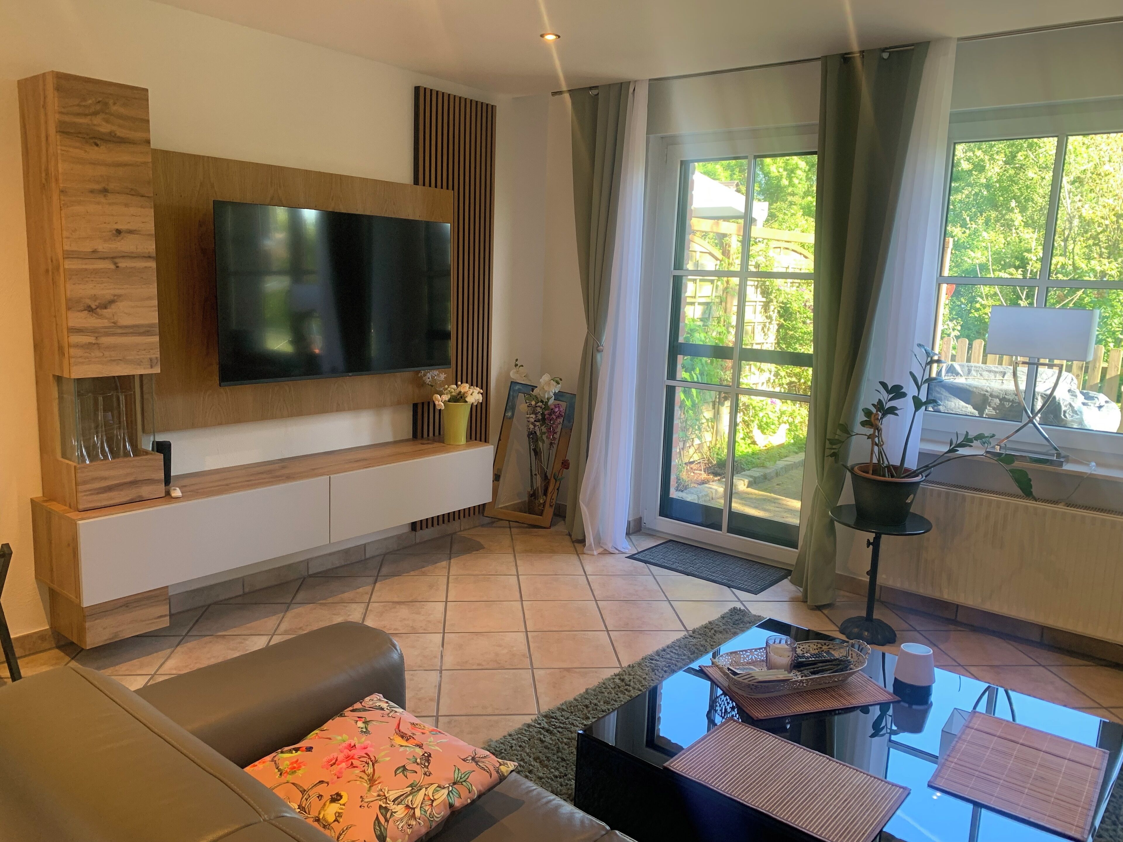 Een smart-tv en een open haard