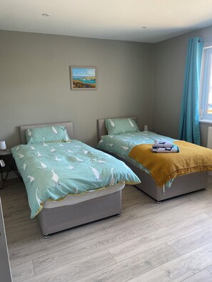 3 chambres, fer et planche à repasser, Wi-Fi, draps fournis