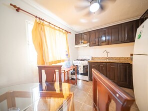 Frigorífico, microondas, horno y placa de cocina