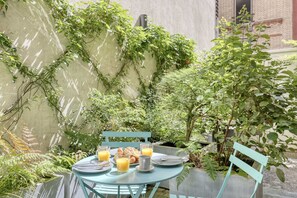 Outdoor dining - Haven of Peace in a Secret Courtyard - Montmartre (Paris)