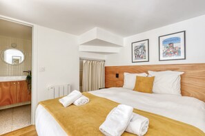 2 soverom, strykejern/-brett, reiseseng for barn og wi-fi