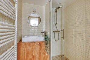 Dusj, hårføner og håndklær