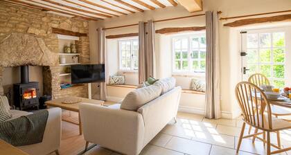 Delightful Dog Friendly Cotswold holiday cottage - Enoch's Cottage
