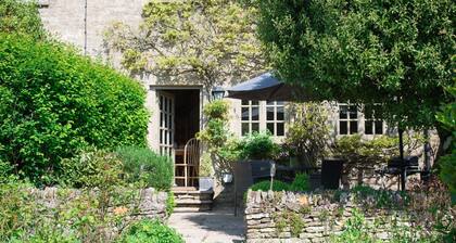 Delightful Dog Friendly Cotswold holiday cottage - Enoch's Cottage