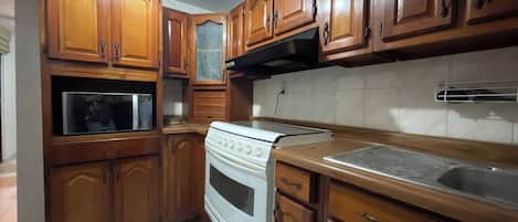 House, 3 Bedrooms, Patio | Private kitchen