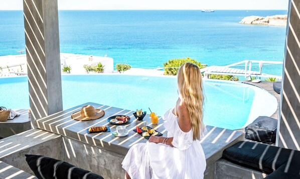 Pool - Apartment with Pool & Shared Infinity Pool, Sea View, Pool Bar, Gym (C965+8J Mykonos, Řecko)