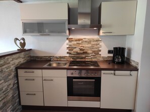 Frigorifero, forno, piano cottura, macchina per tè/caffè