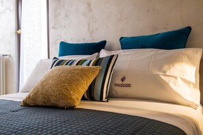 Junior-Vierbettzimmer, Balkon, Stadtblick | Kostenloses WLAN