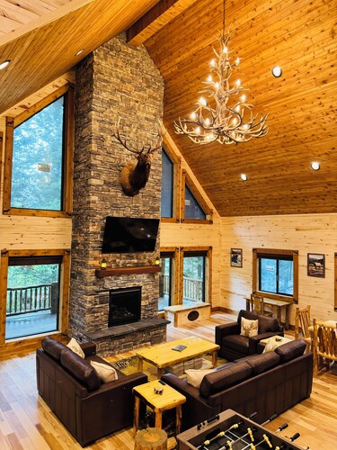 Elk Meadows Luxury Lodge-10 min to Yellowstone+two Hot tubs+AC+Sauna+Wifi