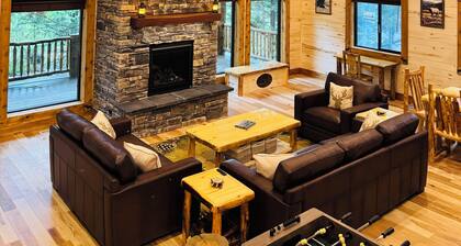 Elk Meadows Luxury Lodge-10 min to Yellowstone+two Hot tubs+AC+Sauna+Wifi