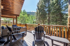 Terrace/patio - Elk Meadows Lodge-10 min. to West Entrance YNP+two Hot tubs+AC+Sauna+Wifi (Island Park)