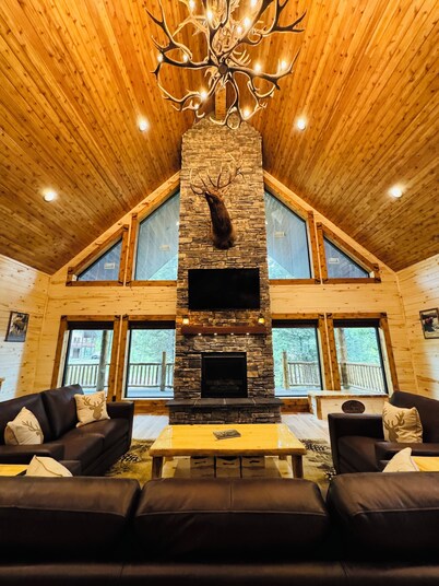 Elk Meadows Lodge-10 min. to West Entrance YNP+two Hot tubs+AC+Sauna+Wifi