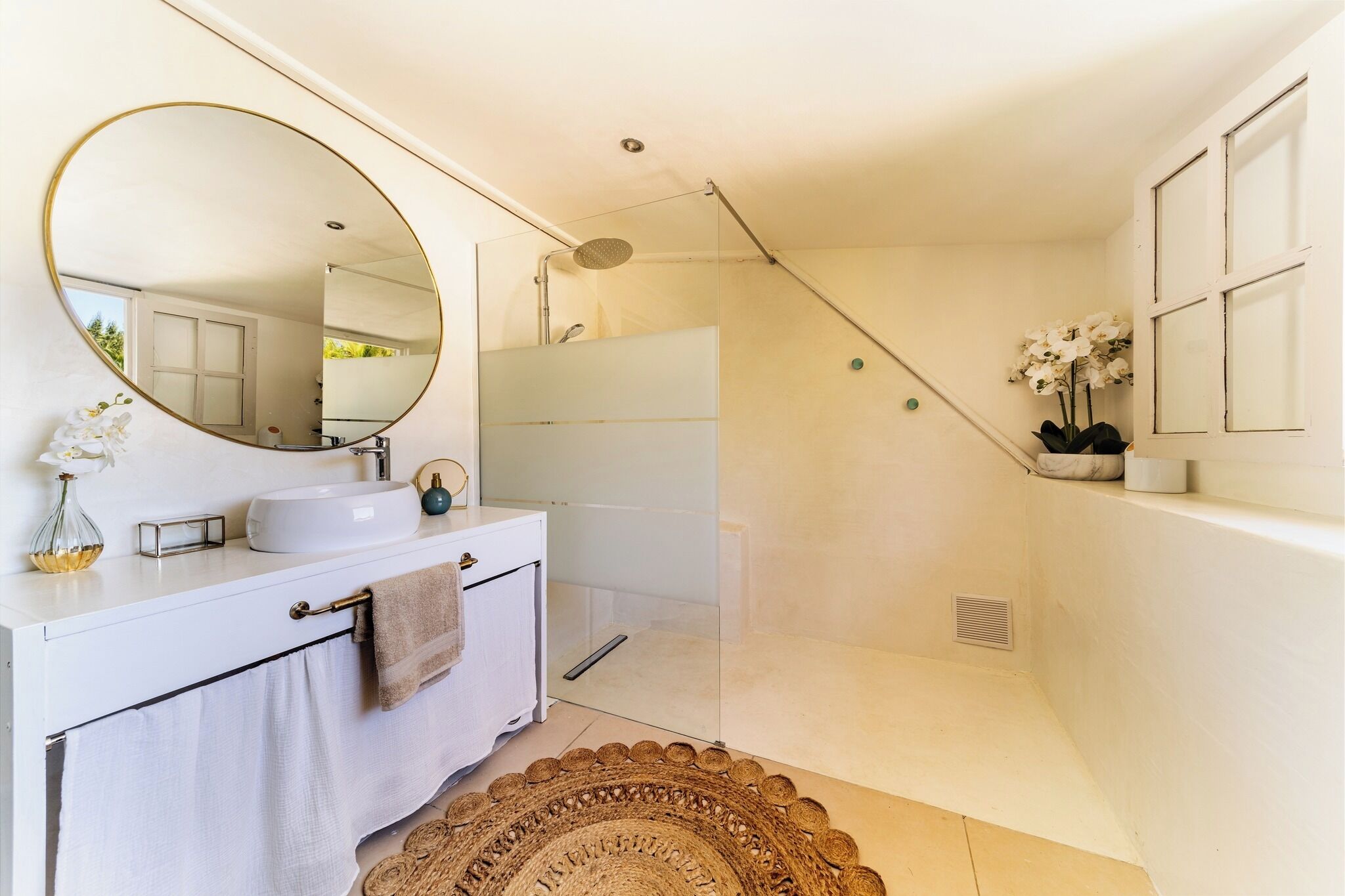 Douche, serviettes fournies, papier toilette