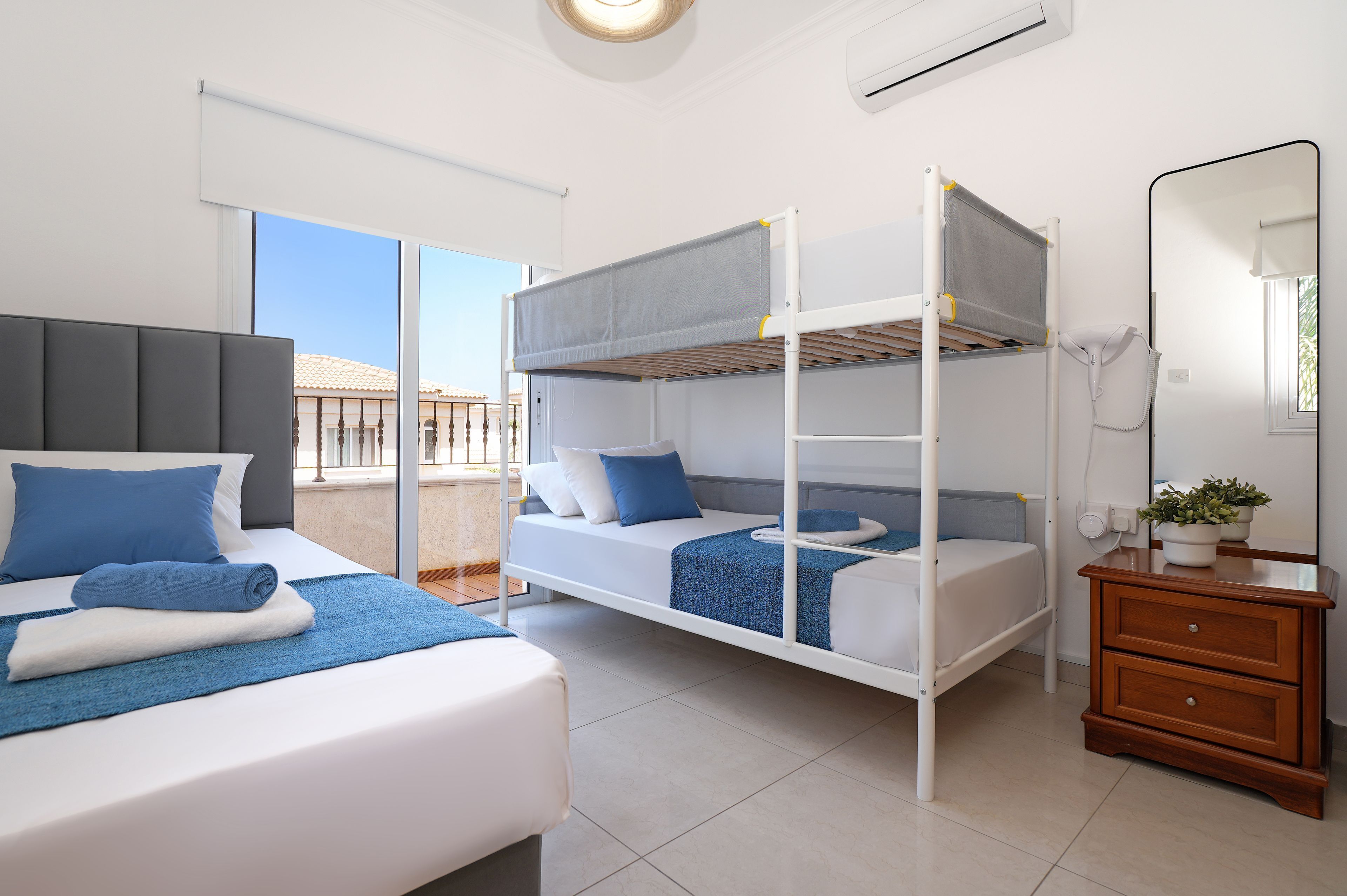 3 slaapkamers, een strijkplank/strijkijzer, internet, beddengoed