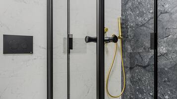 Comfort appartement, uitzicht op stad | Badkamer | Een douche, een haardroger, handdoeken, zeep