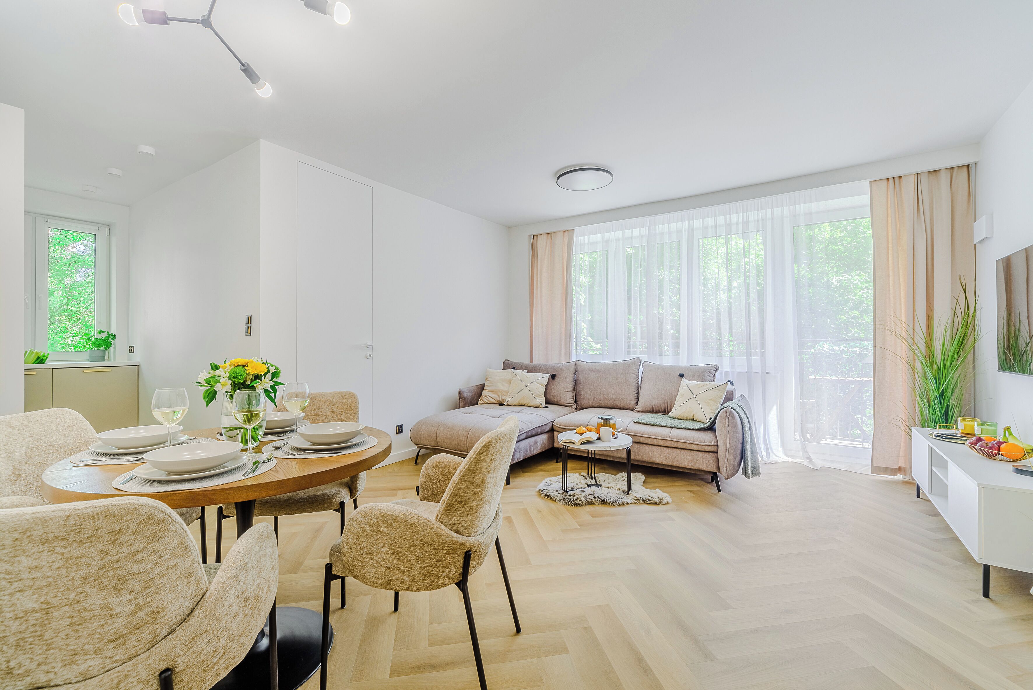 Comfort appartement, uitzicht op stad | Woonruimte | Een 5-inch flatscreentelevisie met kabelzenders