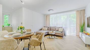 Comfort appartement, uitzicht op stad | Woonruimte | Een 5-inch flatscreentelevisie met kabelzenders