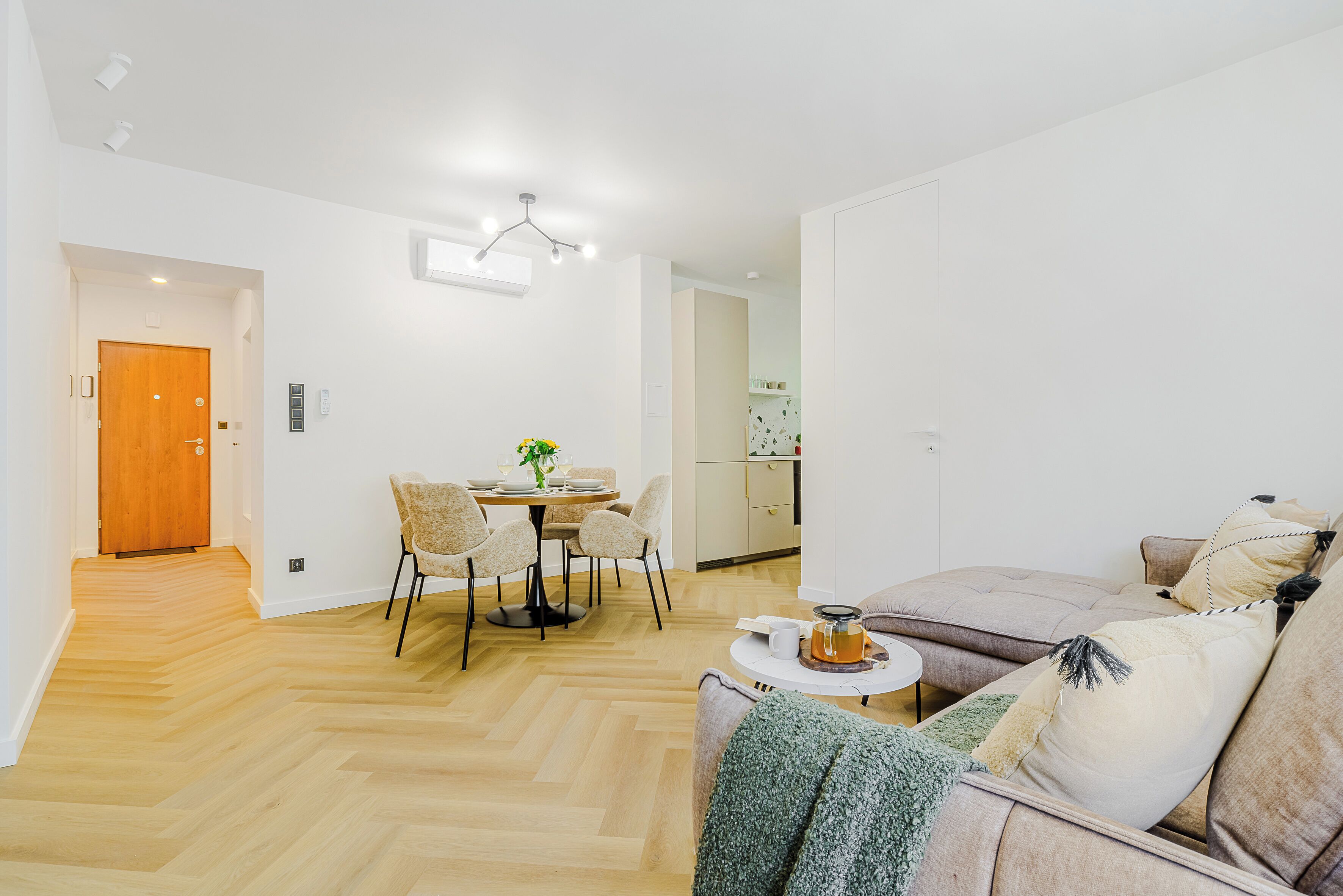Comfort appartement, uitzicht op stad | Woonruimte | Een 5-inch flatscreentelevisie met kabelzenders