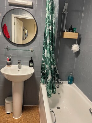 Asciugacapelli, asciugamani, sapone, shampoo