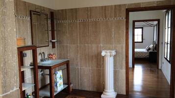 5 slaapkamers, een strijkplank/strijkijzer, reisbedje, gratis wifi