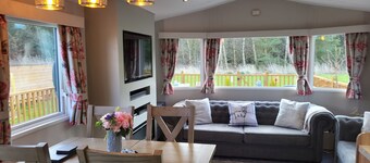 Hamilton Hot Tub Lodge, sleeps 4, private terrace and pet friendly