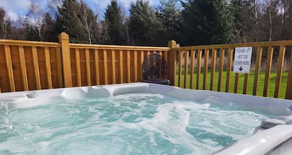 Hamilton Hot Tub Lodge, sleeps 4, private terrace and pet friendly