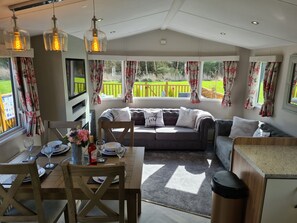 Smart TV, fireplace - Hamilton Lodge. Felmoor Park (Felmoor Park, Morpeth)