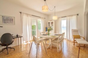 Dining - Lisbon Family Nest (Almada)