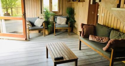 Chalet au Milieu de la Forêt Avec lac à Proximité