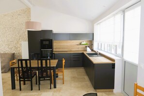 Kühlschrank, Mikrowelle, Ofen, Herdplatte