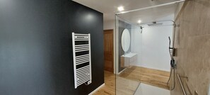 Dusche, Haartrockner, Handtücher, Seife