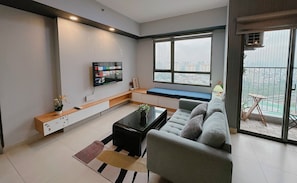 Apartament familiar, vistes a la ciutat | Sala d'estar | Televisor de pantalla plana 