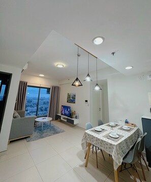 Apartamento Confort, vistas a la ciudad | Zona de estar | Una televisión de pantalla plana
