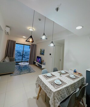Apartamento Confort, vistas a la ciudad | Zona de estar | Una televisión de pantalla plana