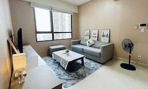 Apartament clàssic, vistes a la ciutat | Sala d'estar | Televisor de pantalla plana 