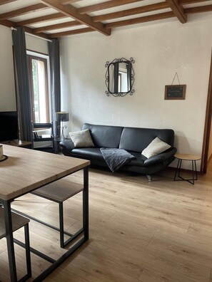 Smart TV - Superbe Appartement Neuf Face au Château - 2 ch / 5 Pers - Netflix Canal+ - Wifi (Sedan)