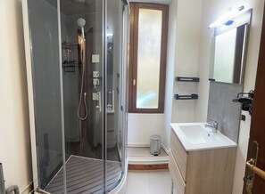 Shower, free toiletries, hair dryer, towels - Superbe Appartement Neuf Face au Château - 2 ch / 5 Pers - Netflix Canal+ - Wifi (Sedan)