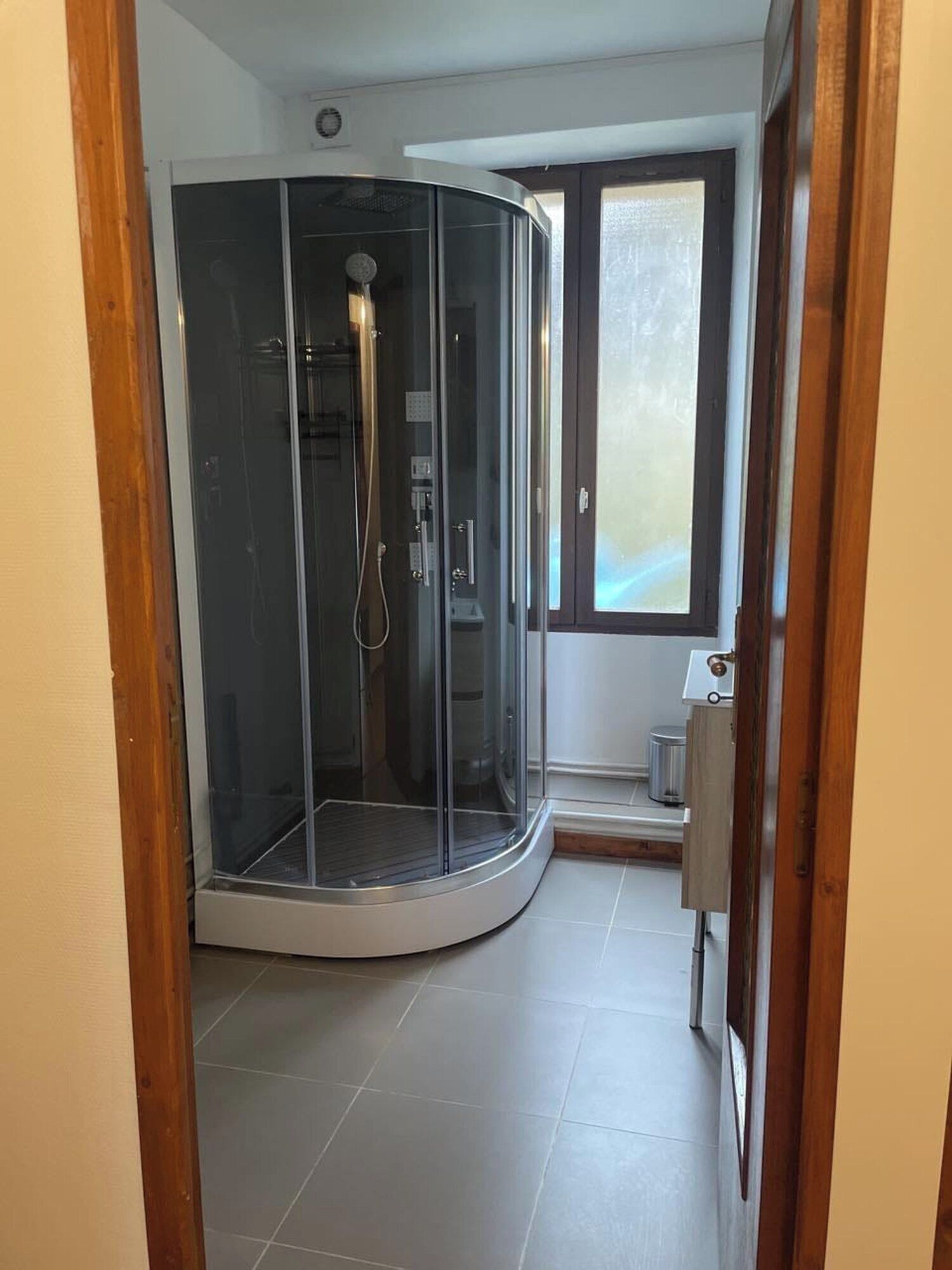Regadera, amenidades de baño gratuitas, secadora de cabello, toallas 