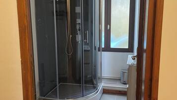 Regadera, amenidades de baño gratuitas, secadora de cabello, toallas