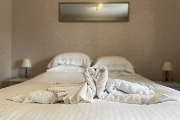 2 chambres, bureau, chambres insonorisées, fer et planche à repasser